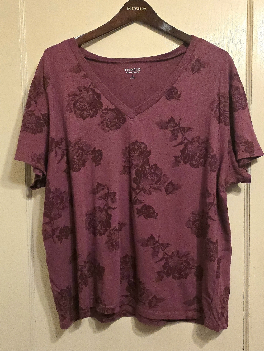 Torrid Heritage Jersey V-Neck Tee Size 1 Floral Burgundy Cotton Relaxed Fit Out